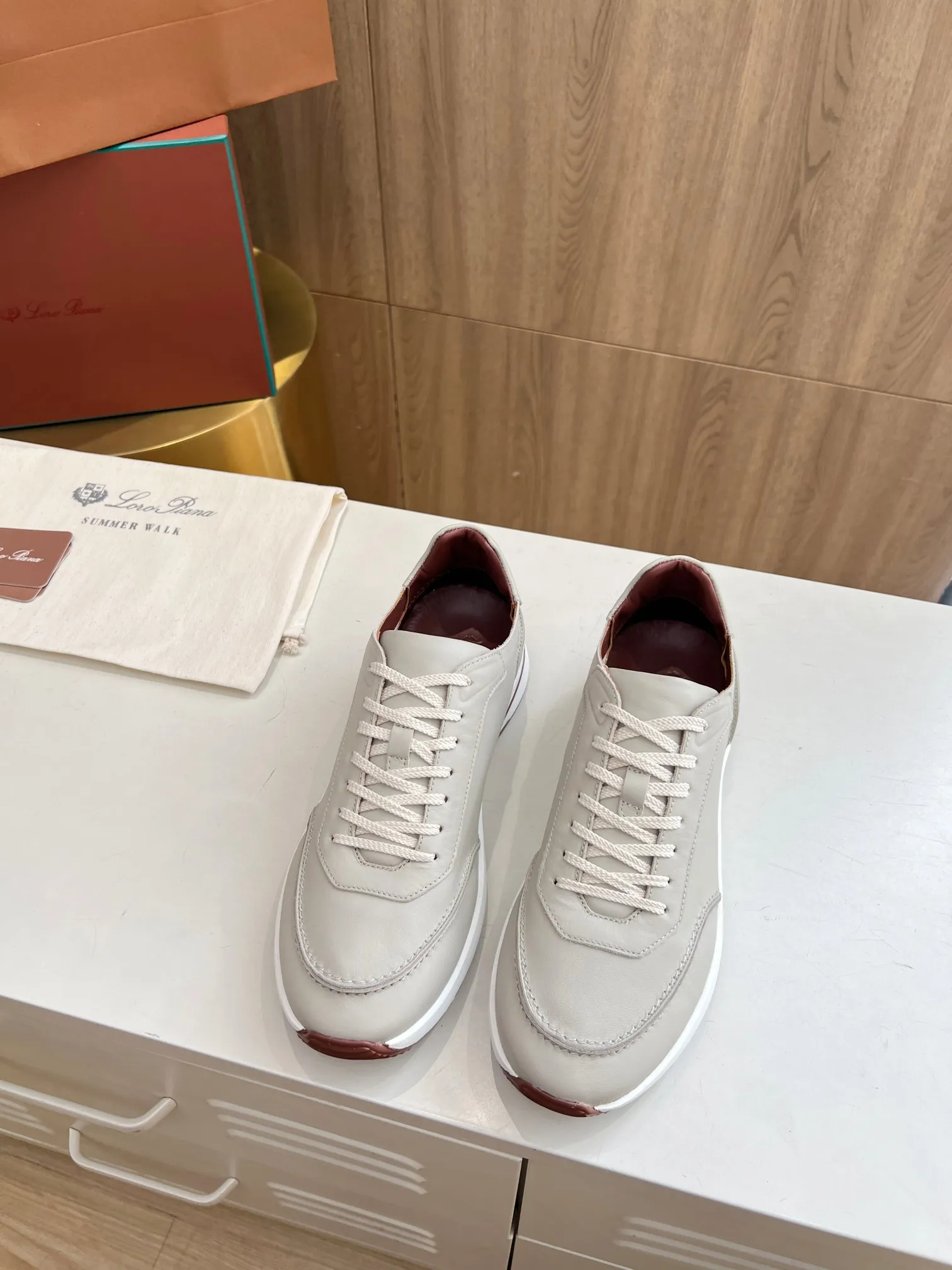 Men's Men's Shoes 💰620 👑Loro Piana* Purchase the original 1:1 copy. Founded the existing Loro Piana company on April 24, 1924. It is now the sixth generation of family business, providing high-quality products to customers who are discerning about taste and quality. Imported calfskin fabrics. The interior is made of imported A-grade water-dyed cow lining. 💝 Focus on top quality, pay for what you pay, and compare the inner details. Original authentic packaging. Code number: 39-45